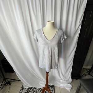 ⸻

🩶 GAP Essential V-Neck Tee – Gray – Size L